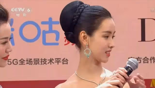 女演員的底氣是裝不出來的，馬麗淡定從容，陳都靈尷尬露怯