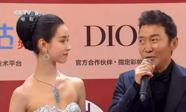 女演員的底氣是裝不出來的，馬麗淡定從容，陳都靈尷尬露怯