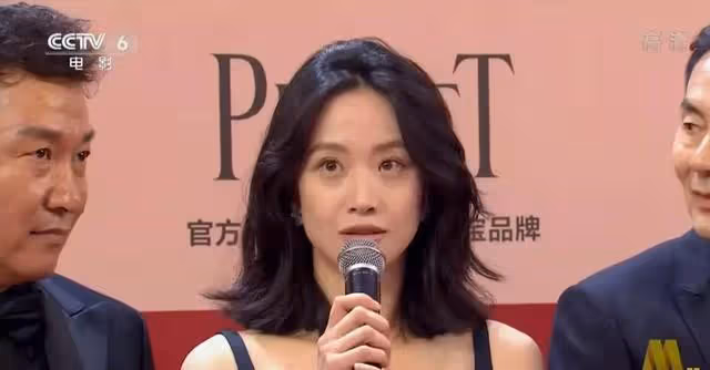 女演員的底氣是裝不出來的，馬麗淡定從容，陳都靈尷尬露怯