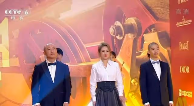 女演員的底氣是裝不出來的,馬麗淡定從容,陳都靈尷尬露怯