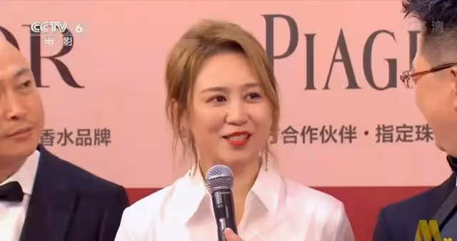 女演員的底氣是裝不出來的,馬麗淡定從容,陳都靈尷尬露怯