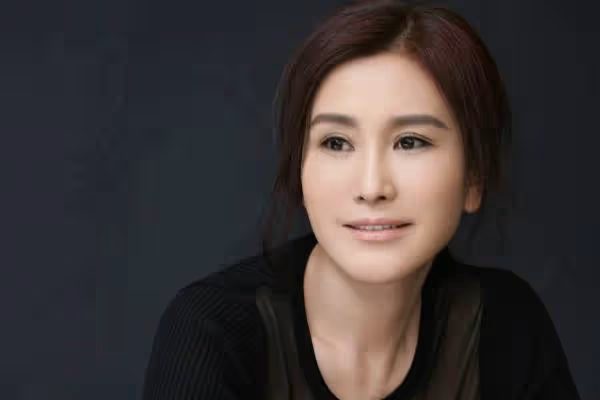 丈夫捧紅小23歲嬌妻後去世,妻子至今未嫁,娛樂圈難得的真情