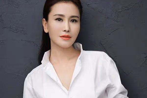 丈夫捧紅小23歲嬌妻後去世,妻子至今未嫁,娛樂圈難得的真情