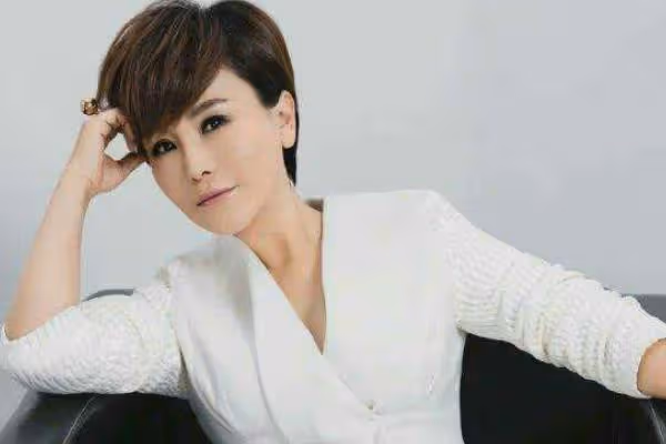 丈夫捧紅小23歲嬌妻後去世,妻子至今未嫁,娛樂圈難得的真情