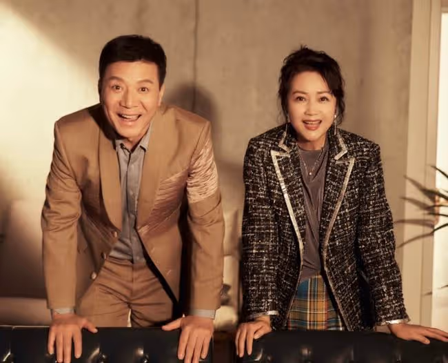 茹萍慶結婚23周年,與劉之冰合影太甜蜜,樂當後媽對繼子視如己出