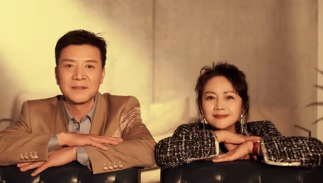 茹萍慶結婚23周年,與劉之冰合影太甜蜜,樂當後媽對繼子視如己出