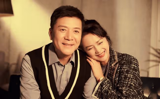 茹萍慶結婚23周年,與劉之冰合影太甜蜜,樂當後媽對繼子視如己出