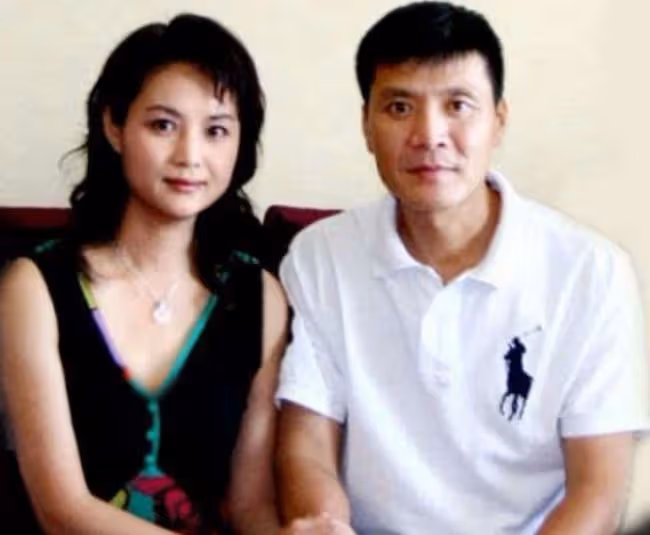 茹萍慶結婚23周年,與劉之冰合影太甜蜜,樂當後媽對繼子視如己出