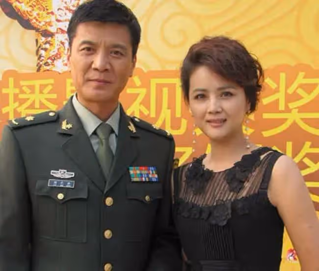 茹萍慶結婚23周年,與劉之冰合影太甜蜜,樂當後媽對繼子視如己出
