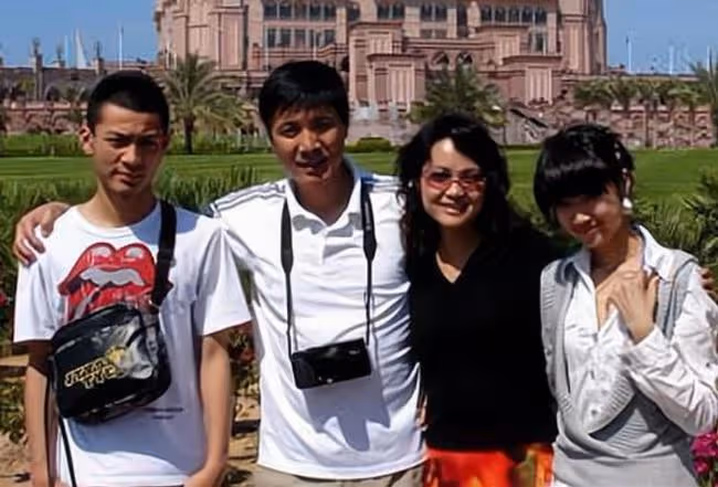 茹萍慶結婚23周年,與劉之冰合影太甜蜜,樂當後媽對繼子視如己出