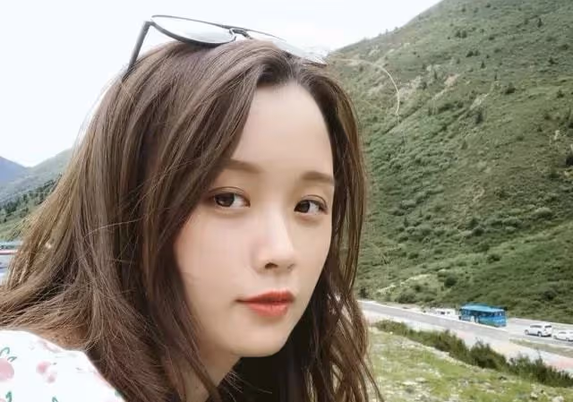 JK廚娘嚴素:靠美貌半年吸粉幾百萬,老爸真實身份可不簡單!