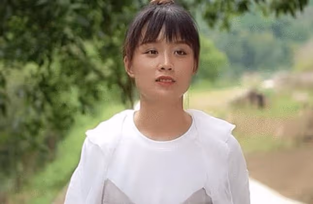 JK廚娘嚴素:靠美貌半年吸粉幾百萬,老爸真實身份可不簡單!