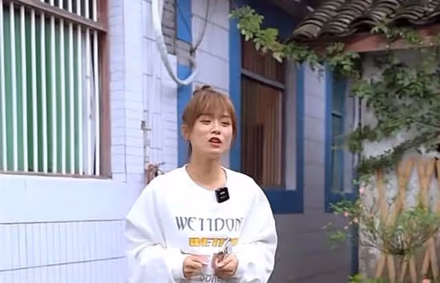 JK廚娘嚴素:靠美貌半年吸粉幾百萬,老爸真實身份可不簡單!
