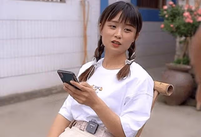 JK廚娘嚴素:靠美貌半年吸粉幾百萬,老爸真實身份可不簡單!