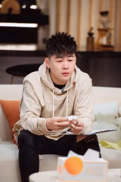 這還是胡彥斌嗎？照片放出爆上熱搜，到底是減肥了還是整容了？