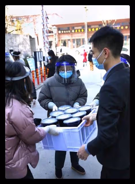 眾人馳援西安:吃播網紅捐款百萬,辛巴主播捐口罩,苗阜送愛心餐