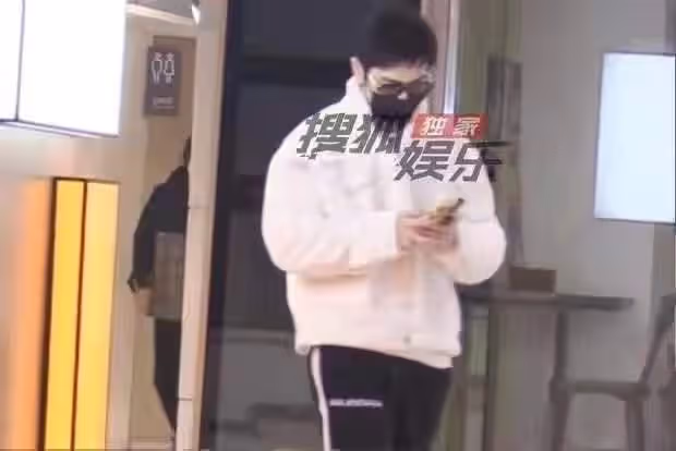 黃曉明生活太瀟灑,泡吧嗨到凌晨回酒店,baby卻忙於各個盛典活動