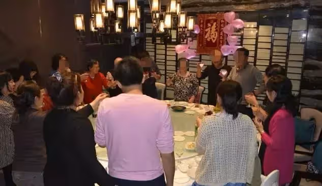 婆婆過生日我包2000,卻遭妯娌諷刺200,我拆開她紅包後傻眼了
