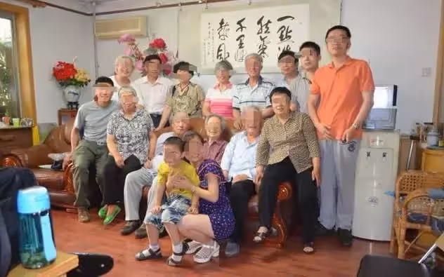 婆婆過生日我包2000,卻遭妯娌諷刺200,我拆開她紅包後傻眼了