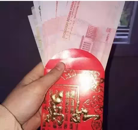 婆婆過生日我包2000,卻遭妯娌諷刺200,我拆開她紅包後傻眼了