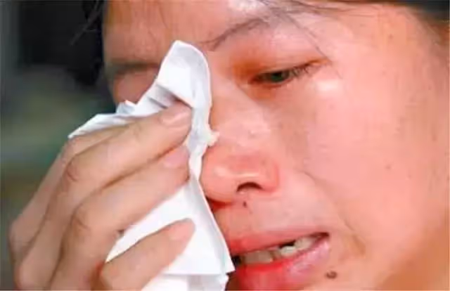 產檢看見胎兒在肚子裡做「鬼臉」,孕媽正高興,醫生:這娃不能要