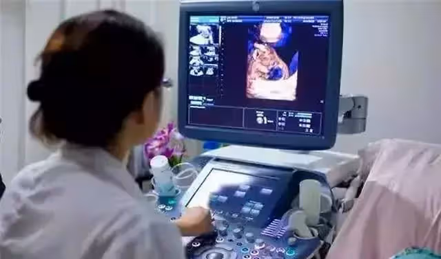 產檢看見胎兒在肚子裡做「鬼臉」,孕媽正高興,醫生:這娃不能要