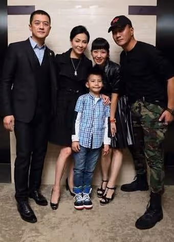 再次被胡軍兒子給帥到了，素顏現身劇組探班父親，眉清目秀很陽剛