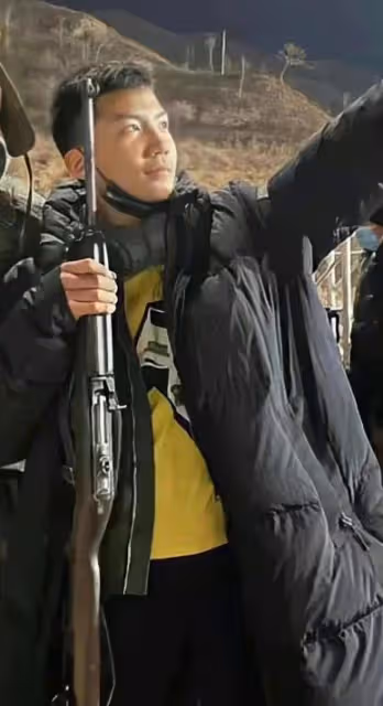 再次被胡軍兒子給帥到了，素顏現身劇組探班父親，眉清目秀很陽剛
