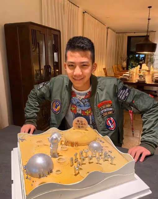 再次被胡軍兒子給帥到了，素顏現身劇組探班父親，眉清目秀很陽剛