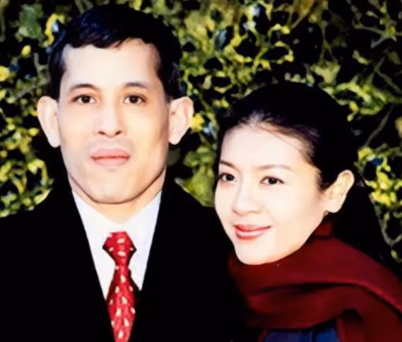 西拉米亮相大女主海報,面容紅潤風姿卓越,泰王強勢幫襯前王儲妃