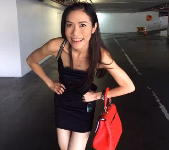 西拉米亮相大女主海報,面容紅潤風姿卓越,泰王強勢幫襯前王儲妃