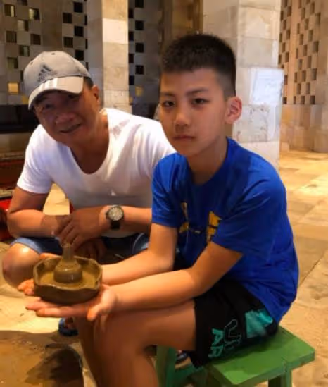 再次被胡軍兒子給帥到了，素顏現身劇組探班父親，眉清目秀很陽剛
