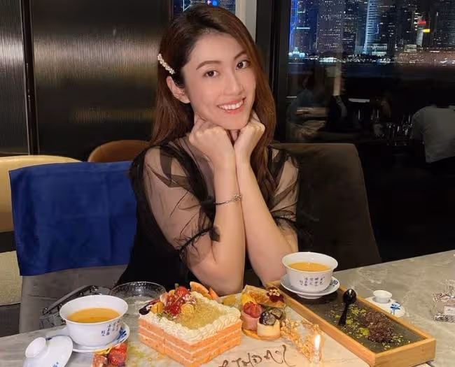 又一港姐嫁富豪!33歲謝芷倫戴滿金器顯貴氣,老公身材健碩很帥氣