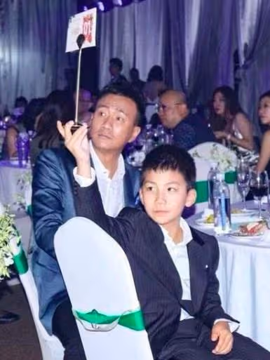 再次被胡軍兒子給帥到了，素顏現身劇組探班父親，眉清目秀很陽剛