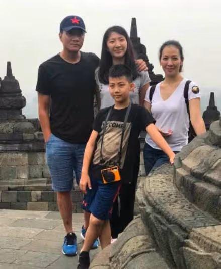 再次被胡軍兒子給帥到了，素顏現身劇組探班父親，眉清目秀很陽剛
