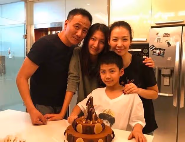 再次被胡軍兒子給帥到了，素顏現身劇組探班父親，眉清目秀很陽剛