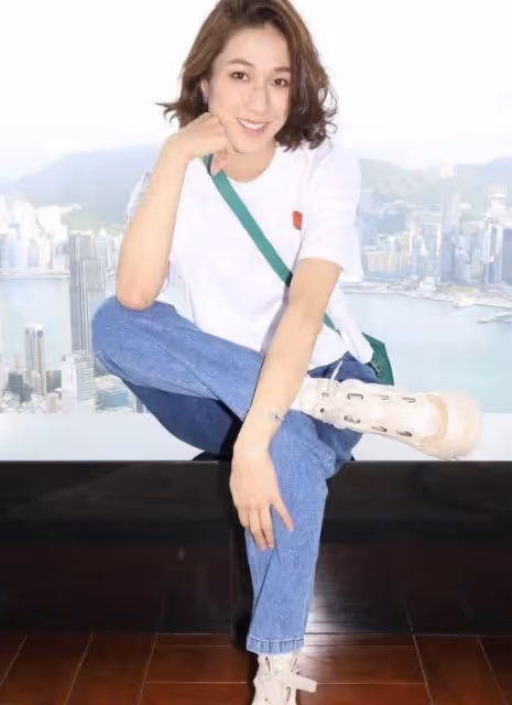 鍾嘉欣返港製造回憶殺,見完林文龍,再與《護花危情》拍檔敘舊