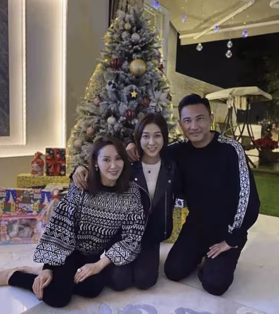 鍾嘉欣返港製造回憶殺,見完林文龍,再與《護花危情》拍檔敘舊