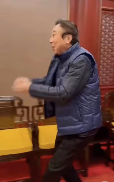 66歲莫言罕見露面,替馮鞏起筆名逗笑眾人,兩人雙手緊握激動難掩