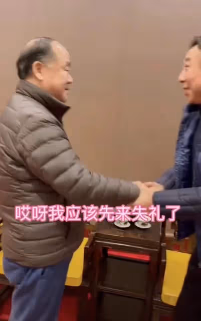 66歲莫言罕見露面,替馮鞏起筆名逗笑眾人,兩人雙手緊握激動難掩