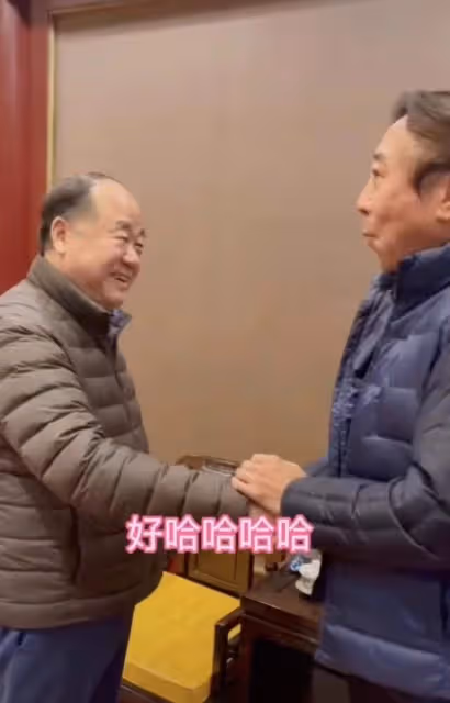 66歲莫言罕見露面,替馮鞏起筆名逗笑眾人,兩人雙手緊握激動難掩