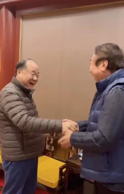 66歲莫言罕見露面,替馮鞏起筆名逗笑眾人,兩人雙手緊握激動難掩