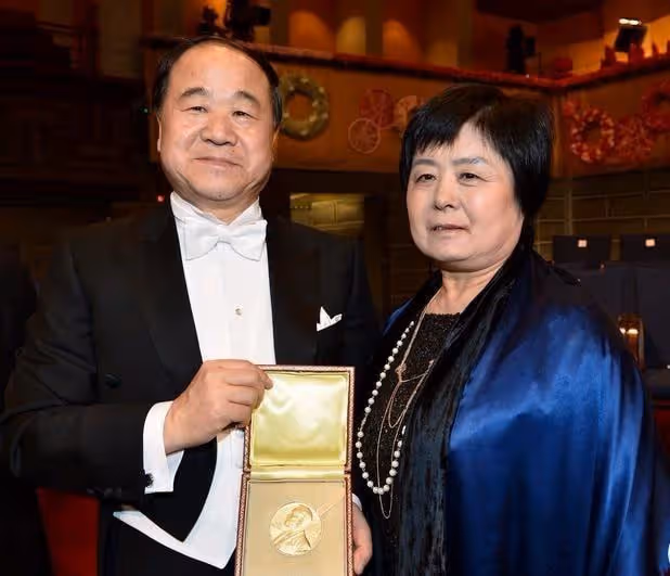 66歲莫言罕見露面,替馮鞏起筆名逗笑眾人,兩人雙手緊握激動難掩