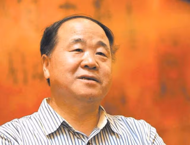 66歲莫言罕見露面,替馮鞏起筆名逗笑眾人,兩人雙手緊握激動難掩
