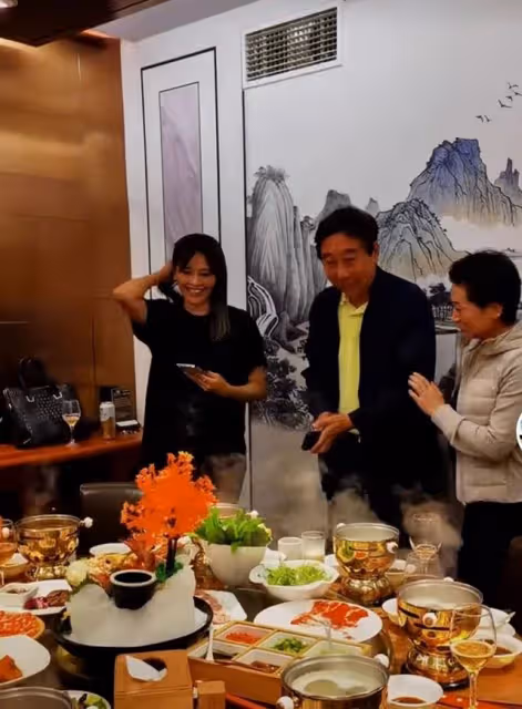 66歲莫言罕見露面,替馮鞏起筆名逗笑眾人,兩人雙手緊握激動難掩