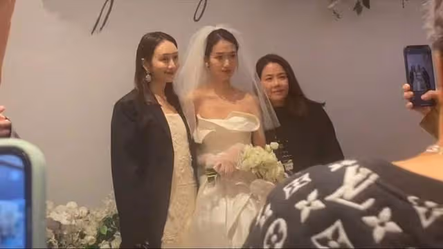 王鷗現身同父異母妹妹婚禮,主動幫服務員備茶水,熱情合照無架子