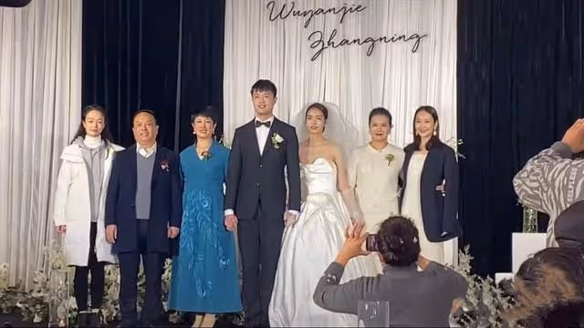 王鷗現身同父異母妹妹婚禮,主動幫服務員備茶水,熱情合照無架子