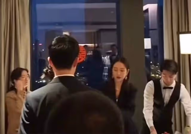 王鷗現身同父異母妹妹婚禮,主動幫服務員備茶水,熱情合照無架子