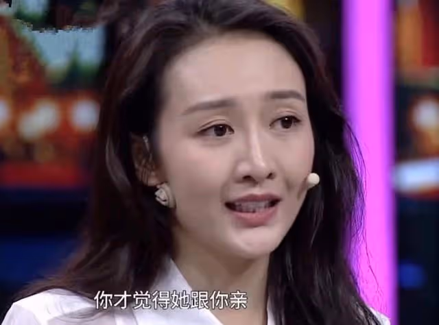 王鷗現身同父異母妹妹婚禮,主動幫服務員備茶水,熱情合照無架子