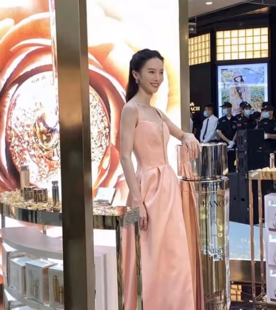 紙片人對豐滿女,章子怡瘦成閃電,趙奕歡豐滿撩人,誰才是你的菜